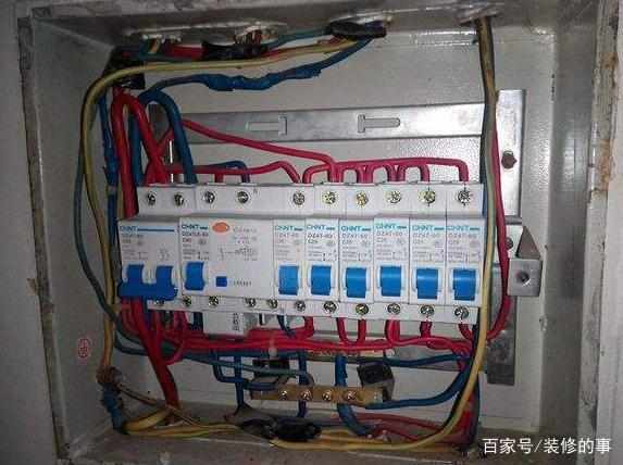 配電箱安裝不規(guī)范，安全隱患不容忽視 專業(yè)電工的警示與提醒